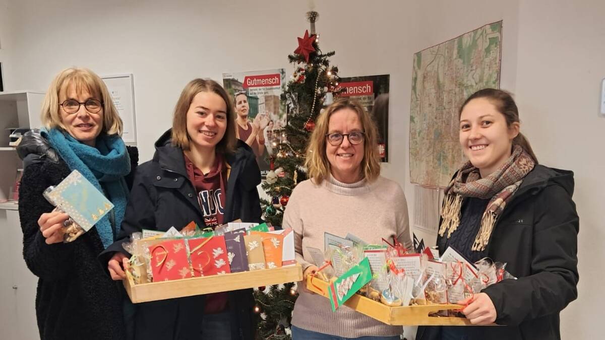 Weihnachtsgrüße gegen die Einsamkeit übergibt die khg an die Caritas (v.l.): Daniela Ramb, Johanna Ertle, Edelgard Lietzow und Tirza Wigand.