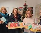 Weihnachtsgrüße gegen die Einsamkeit übergibt die khg an die Caritas (v.l.): Daniela Ramb, Johanna Ertle, Edelgard Lietzow und Tirza Wigand.
