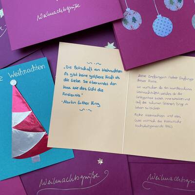 Handschriftliche Grüße verbreiten Weihnachtsfreude.